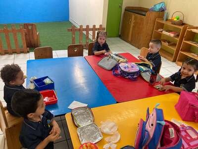 Ninos compartiendo merienda en Preescolar Nuevos Horizontes