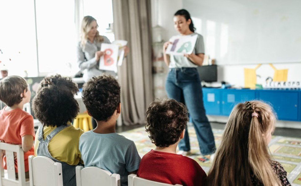 Niños aprendiendo en un ambiente educativo bilingüe.